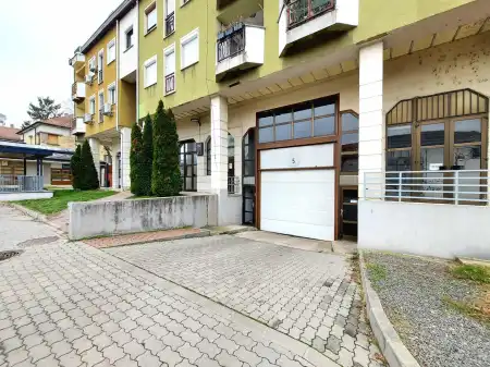 Eladó garázs, Vác 16 m² 24.5 M Ft