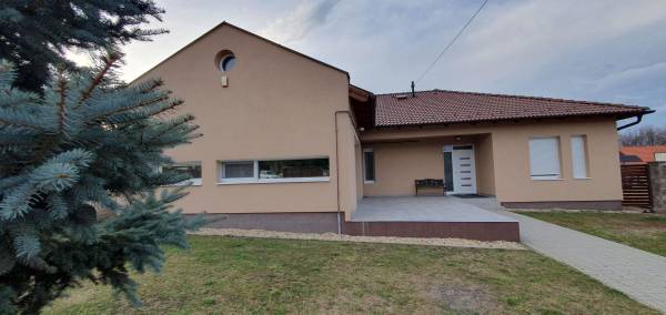 eladó újszerű családi ház, Vácduka
