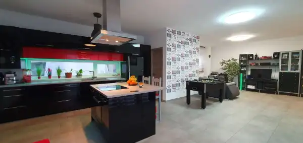 Eladó újszerű családi ház, Vácduka 2+3 szoba 165 m² 129.9 M Ft