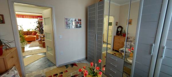 eladó újszerű téglalakás, Vác